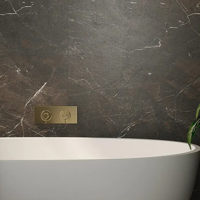 Wetwall Wandpaneel Elite - 16 x 242 cm, Rosso Levanto, Abgerundete Kante - Elegantes Badezimmer mit einer freistehenden Badewanne und einer stilvollen Armatur an der dunklen Marmorwand. Luxuriöses Design für ein entspannendes Badeerlebnis.