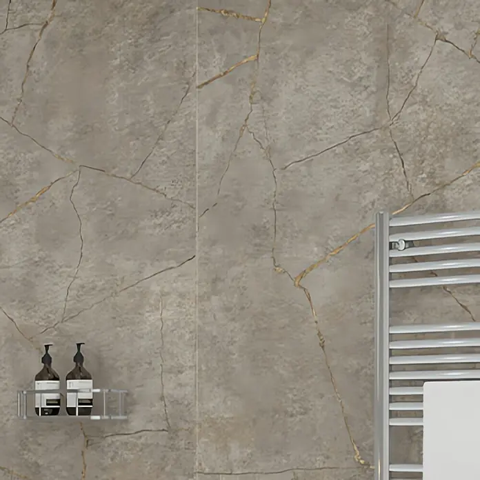 Wetwall Wandpaneel Elite - 16 x 242 cm, Gold Stone, Abgerundete Kante - Nahaufnahme von zwei stilvollen Seifenspendern auf einem Regal, neben einem Handtuchwärmer vor einer eleganten, gemusterten Wand.