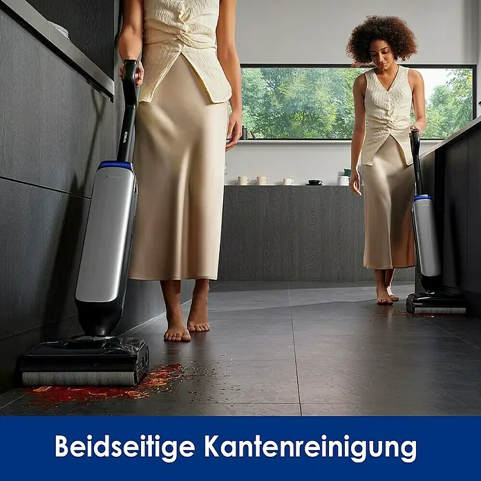 Tineco Akku-Nass-Trockensauger FLOOR ONE S9 Artist Premium - Saugkraft: 22.000 Pa, Akkulaufzeit: 50 min, Wassertankvolumen: 1 l - Eine Frau benutzt einen Akku-Wischsauger zum Reinigen verschütteter Flüssigkeiten auf einem Küchenboden. Der Fokus liegt auf der effizienten Reinigung mit dem Tineco Gerät.
