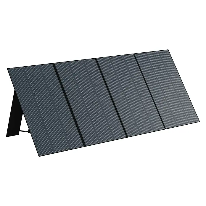 Bluetti Solarmodul PV350 - 2.400 x 905 x 15 mm - Vier Solarzellenpaneele mit einer dunklen Oberfläche und feinen Zellstrukturen, die auf einer Halterung angeordnet sind.