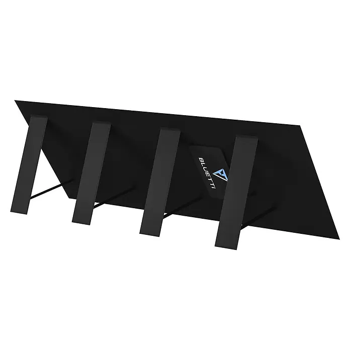Bluetti Solarmodul PV350 - 2.400 x 905 x 15 mm - Eine schräge Ansicht einer Bluetti-Solarpanel-Rückseite mit Stützen zur Unterstützung und dem Markenlogo in der Mitte.