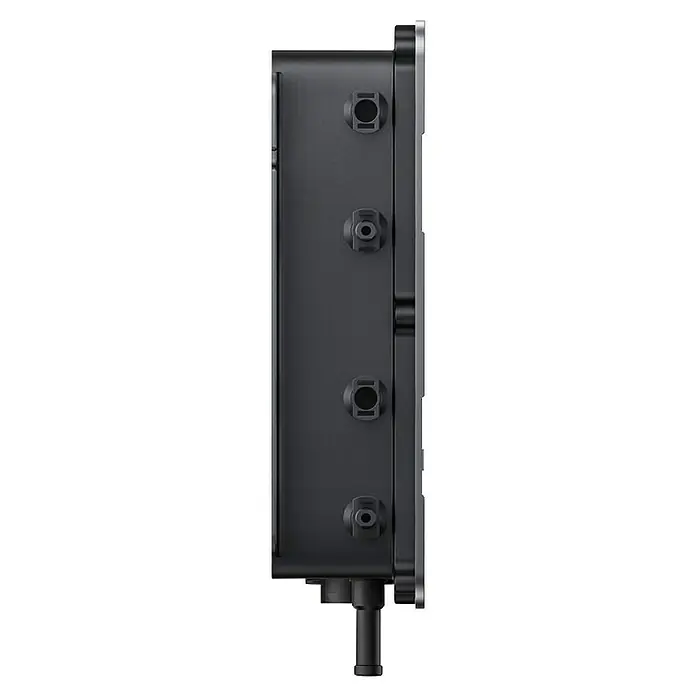 Zendure Wechselrichter SolarFlow Hub 2000 - Leistung: 2.400 W - Nahaufnahme einer schwarzen Verteilerdose mit mehreren Anschlüssen und einem Kabel, die eine robuste und zuverlässige Stromversorgungslösung zeigt.