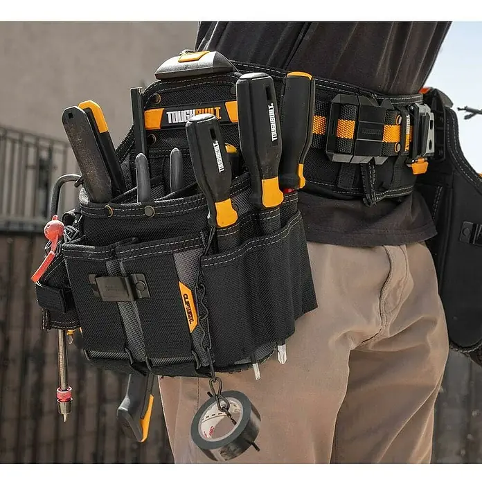 ToughBuilt ClipTech Bolsa para herramientas - Ancho: 140 mm, Poliéster, Con correa - Imagen de un cinturón de herramientas Toughbuilt, que muestra una variedad de herramientas. El cinturón es negro con detalles amarillos.