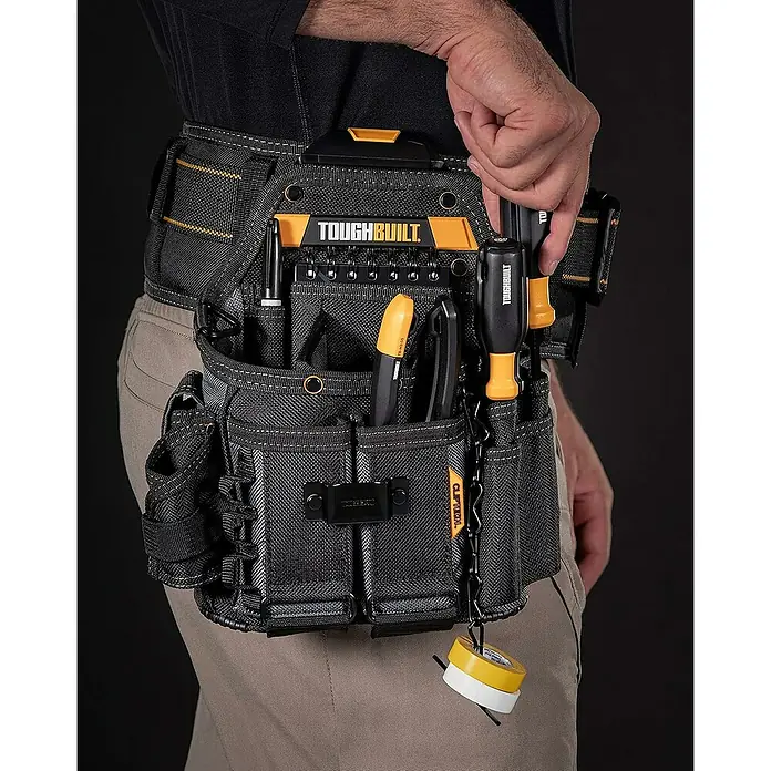 ToughBuilt ClipTech Bolsa para herramientas - Ancho: 140 mm, Poliéster, Con correa - Primer plano de un cinturón de herramientas ToughBuilt con varias herramientas.