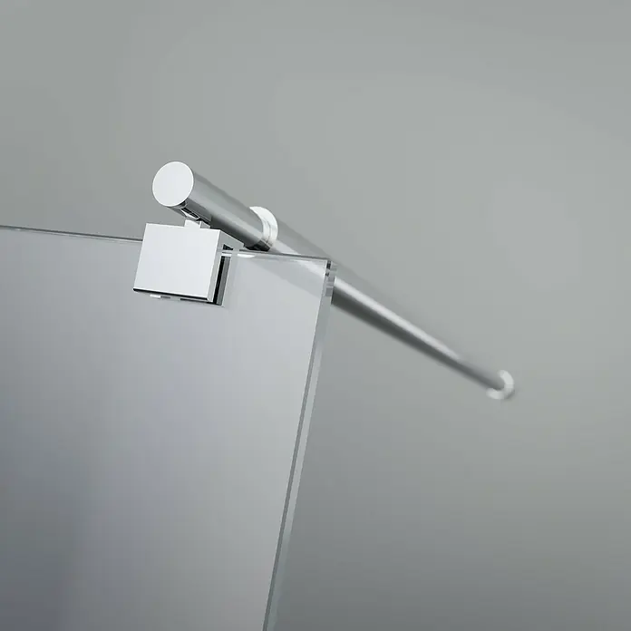 Diagonalstrebe - Länge: 120 cm - Detailaufnahme eines modernen Duschabtrennungshalters aus Chrom, der ein Glaspaneel an einer Stange befestigt. Minimalistisches Design.