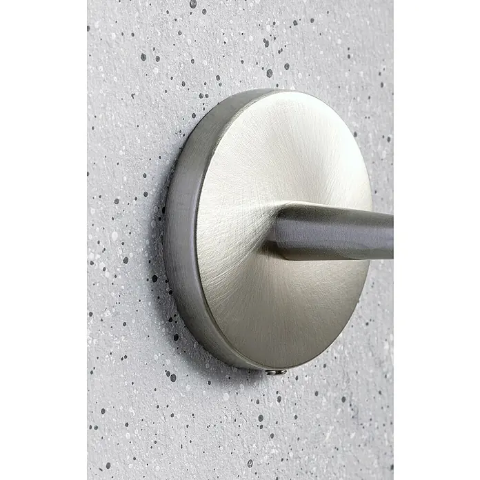 Fackelmann Fusion Seifenspender - Glas, Silber - Nahaufnahme einer runden, silberfarbenen Handtuchhalterung an einer gesprenkelten Wand. Das Metall ist gebürstet.