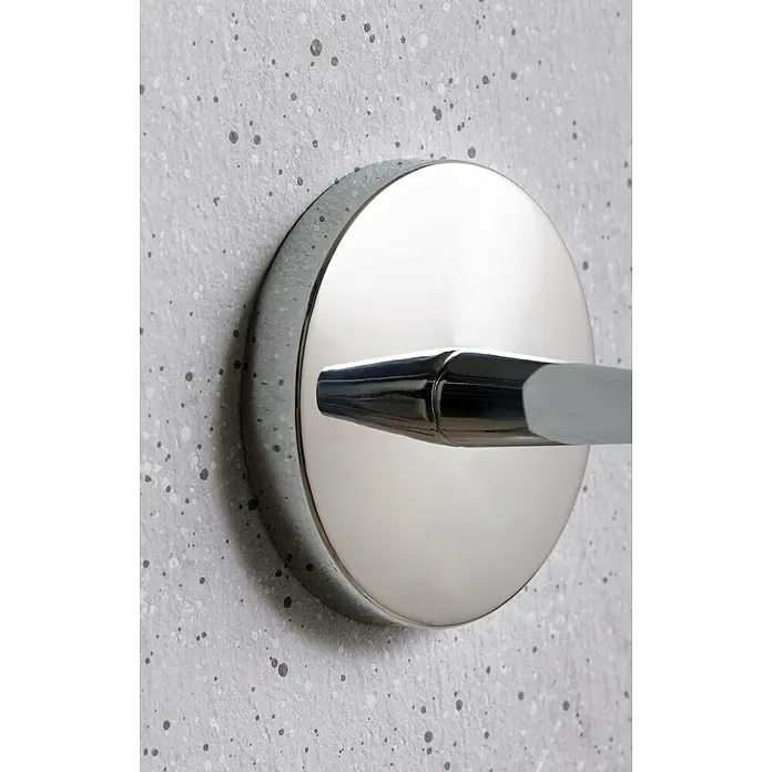 Fackelmann Vision Seifenschale - Metall, Chrom - Nahaufnahme einer runden, glänzenden Handtuchstange an einer gesprenkelten Wand.