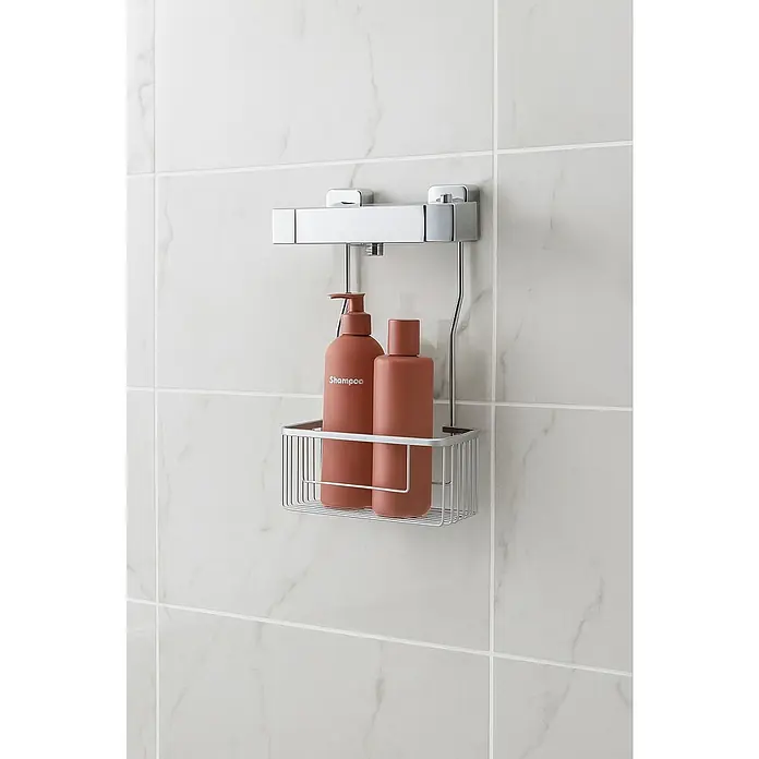 CM Baños Cesta de baño portagel -  - Primer plano de un organizador de ducha con botellas de champú y acondicionador en un baño moderno con azulejos blancos.