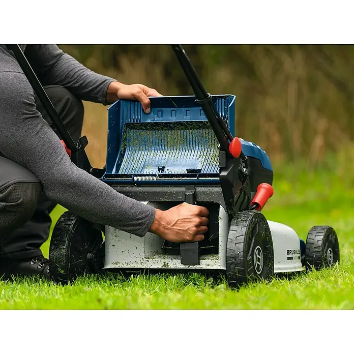 Bosch Professional AMPShare 18V Akku-Rasenmäher GRA18V2-46 SP - Ohne Akku, Schnittbreite: 46 cm - Ein Mann leert den Fangkorb eines Bosch Akku-Rasenmähers, Modell "Brushless".