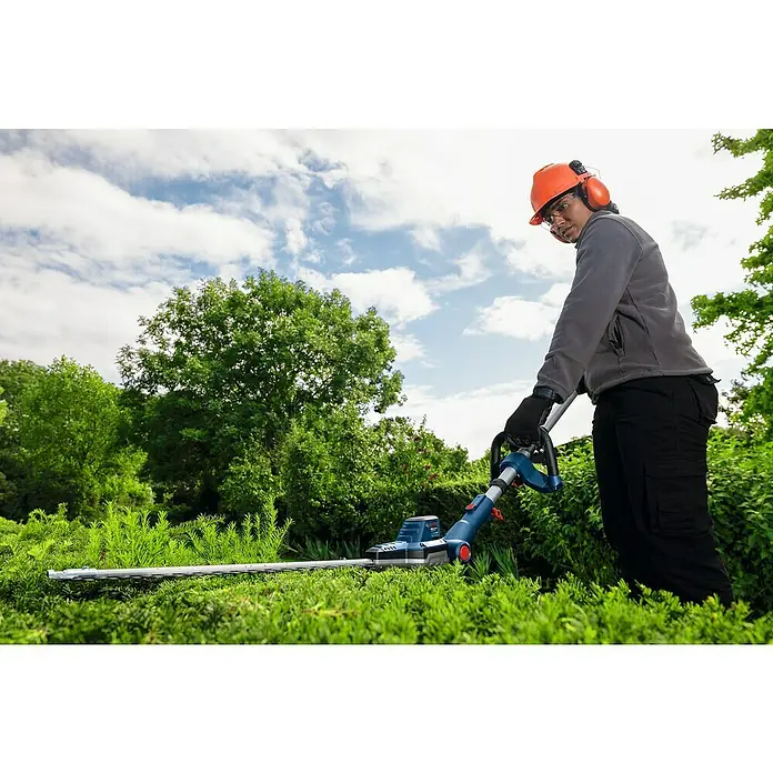 Bosch Professional AMPShare 18V Teleskop-Heckenschere GHE18V-50 FP - 18 V, Li-Ionen, Anzahl Akkus: Ohne Akku - Eine Person, die eine Bosch Akku-Heckenschere benutzt, um Büsche zu trimmen. Die Heckenschere ist blau, und die Person trägt Schutzkleidung.