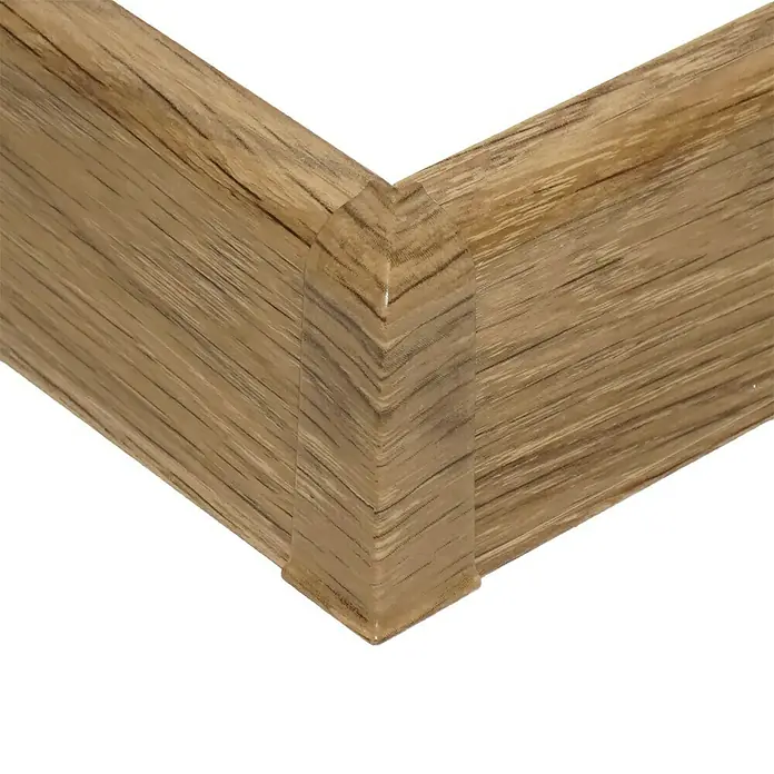 Außenecke Vigo - Frisco Eiche, 2 Stk. - Nahaufnahme einer eleganten Bildecke aus hellem Holz. Die feine Maserung und der saubere Gehrungsschnitt betonen die hohe Qualität.