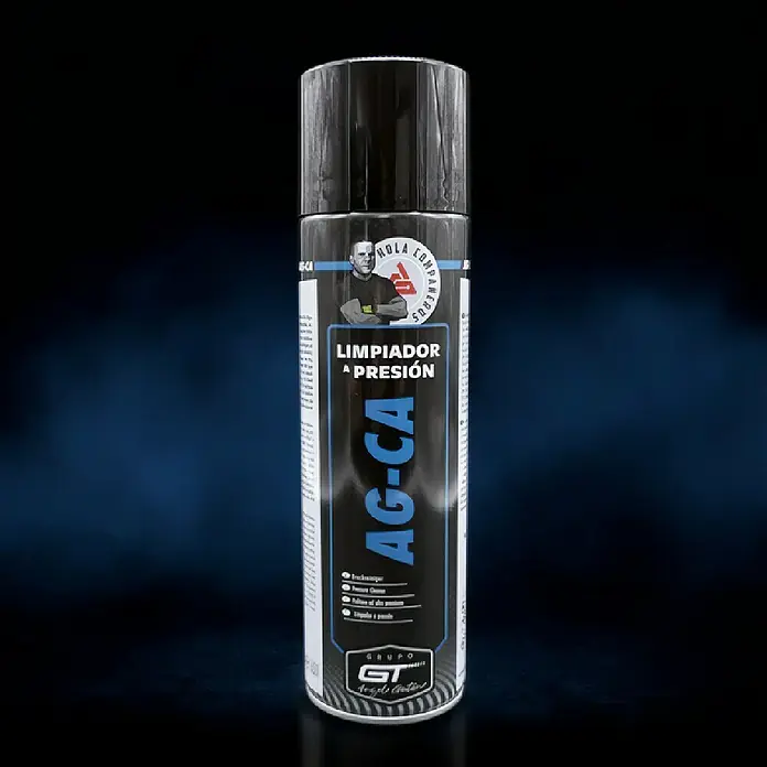 GT Automoción Limpiador en aerosol AG-CA - 500 ml - Una lata de limpiador a presión AG-CA. El producto está envasado en una lata negra con una etiqueta azul.