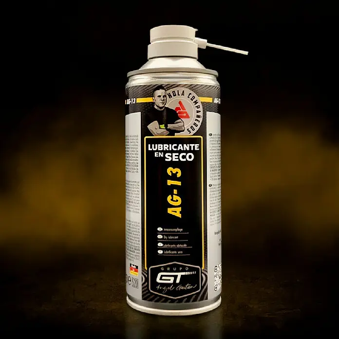 GT Automoción Lubricante en seco AG-13 - 400 ml - Imagen de una lata de aerosol de lubricante seco AG-13 con una boquilla de pulverización blanca y una etiqueta amarilla y negra sobre un fondo oscuro.