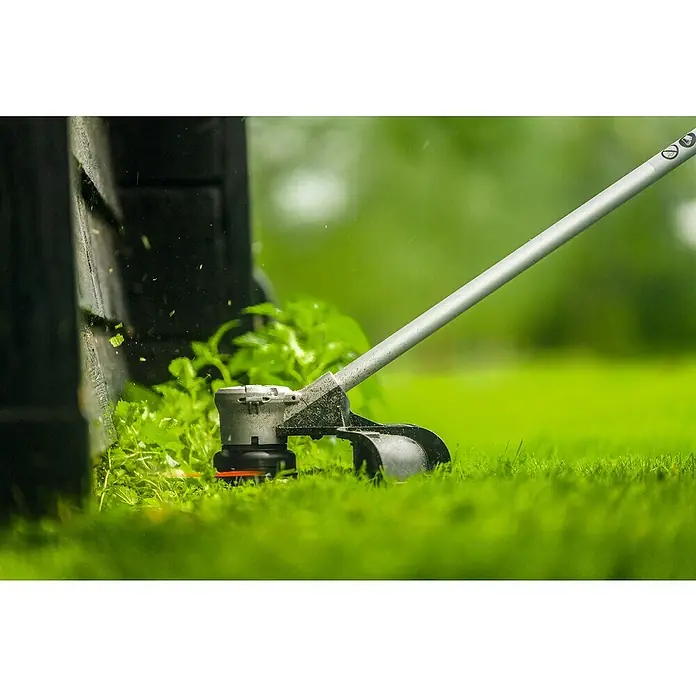 Bosch Professional AMPShare 18V Akku-Freischneider GFR18V-25 BH - 18 V, Schnittbreite Faden: 40 cm, Schnittbreite Messer: 25 cm - Rasentrimmer im Einsatz, der Gras und Unkraut schneidet. Perfekt für Gartenpflege und Landschaftsgestaltung, sorgt für saubere Kanten und gepflegte Flächen.