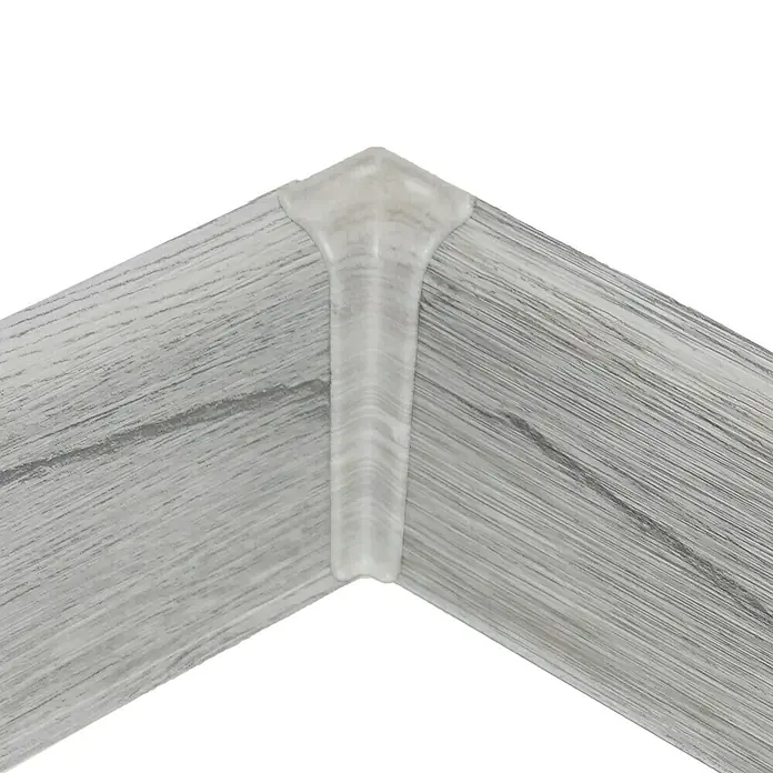 Innenecke Vigo - Scandinavian Eiche, 2 Stk. - Nahaufnahme eines Eckverbinders für Sockelleisten in Grau, der die Details und die Verarbeitung des Produkts hervorhebt.
