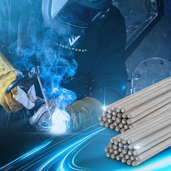 STAHLWERK Rutile Stahl-Elektrode 2 x Stabelektroden AWS E6013RR 3,2 x 350 mm 2 kg - Durchmesser: 3,2 mm - Schweißstäbe im Vordergrund, während im Hintergrund ein Schweißer bei der Arbeit zu sehen ist. Hervorragende Qualität für optimale Ergebnisse.