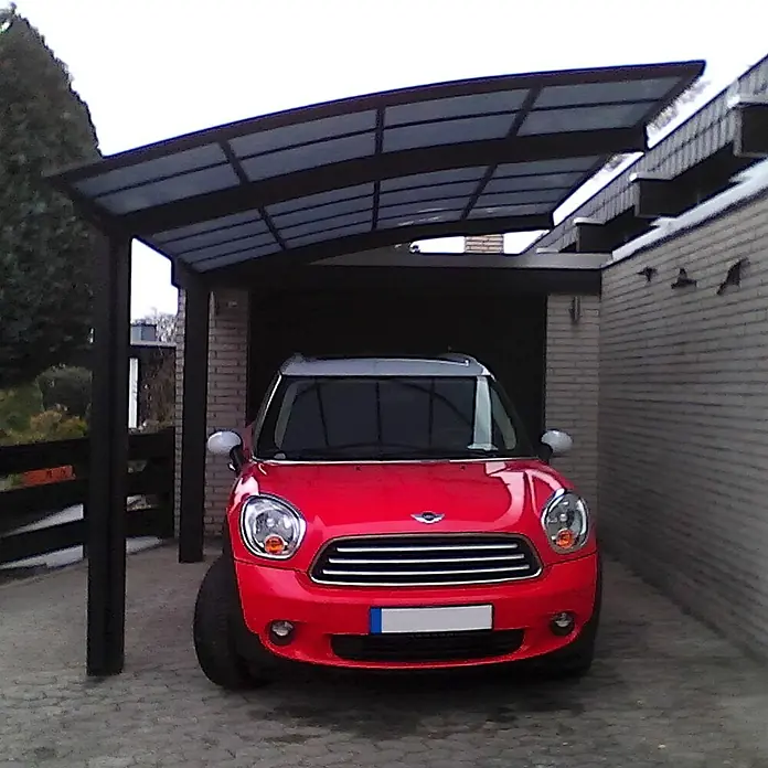 Ximax Carport PF60 - Außenmaß inkl. Dachüberstand (B x T): 2,7 x 4,95 m, Einzelcarport, Schwarz - Roter Mini Cooper Countryman parkt unter einem Carport, das Schutz vor den Elementen bietet. Das Auto ist in gutem Zustand und glänzt in der Sonne.