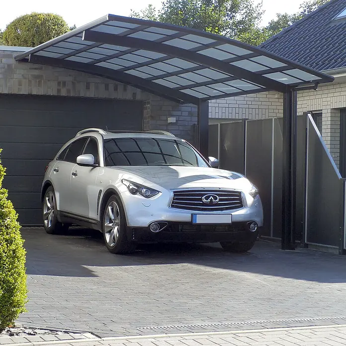 Ximax Carport PF60 - Außenmaß inkl. Dachüberstand (B x T): 2,7 x 4,95 m, Einzelcarport, Schwarz - Ein silberner Infiniti FX geparkt unter einem Carport mit transluzentem Dach, der Schutz vor Witterungseinflüssen bietet.