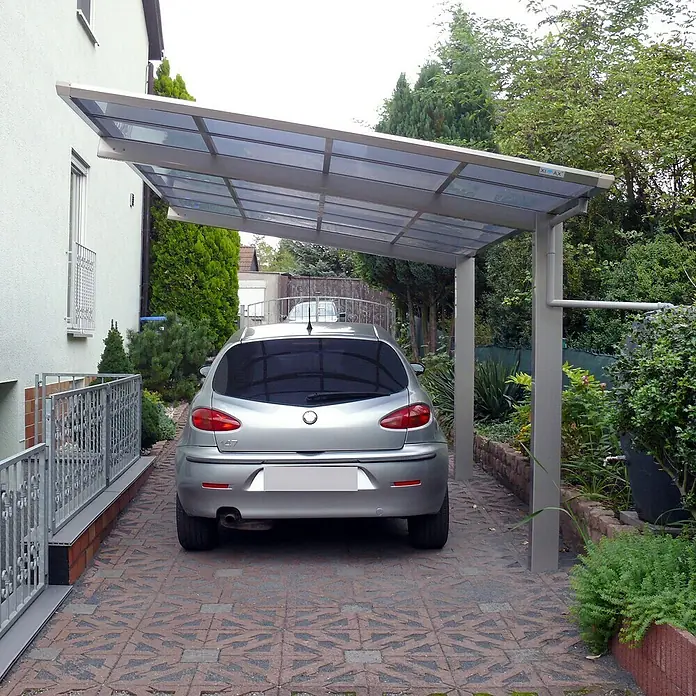 Ximax Carport Linea Typ 60 - Außenmaß inkl. Dachüberstand (B x T): 2,43 x 5,56 m, Edelstahl-Look - Carport-Konstruktion mit einem silberfarbenen Auto darunter, bietet Schutz und Funktionalität mit Stil.