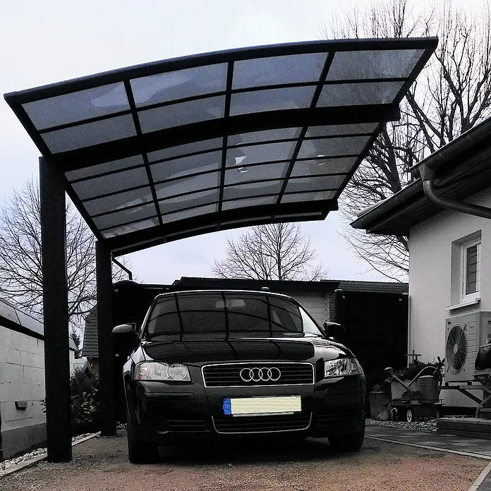 Ximax Carport PF60 - Außenmaß inkl. Dachüberstand (B x T): 2,7 x 4,95 m, Einzelcarport, Schwarz - Schwarzer Audi A3 unter einem Carport mit dunklem Rahmen und durchscheinendem Dach, geparkt vor einem Haus.