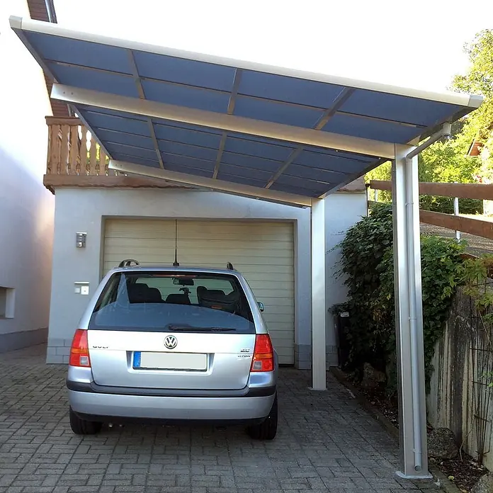 Ximax Carport - Außenmaß inkl. Dachüberstand (B x T): 3,04 x 4,95 m, Einzelcarport, Edelstahl-Look - Silberner VW Golf geparkt unter einem modernen Carport mit bläulichem Dach. Der Carport bietet Schutz vor Wettereinflüssen.