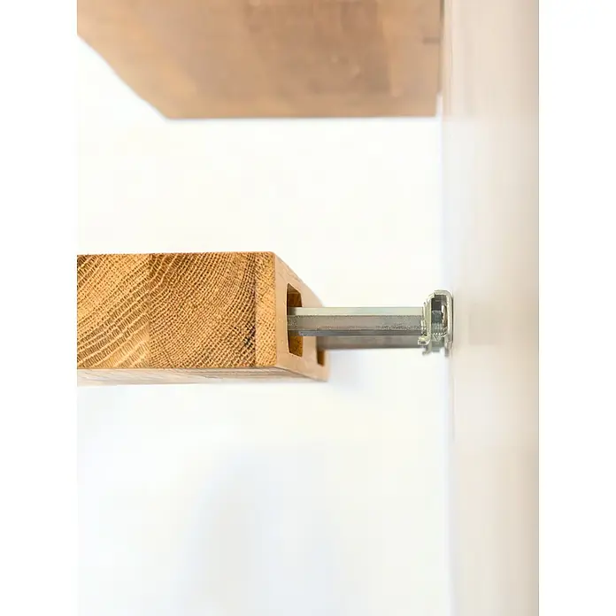 holz4home Holzregal -  - Nahaufnahme einer schwebenden Holzablage, die mit einer Halterung an einer weißen Wand befestigt ist, modernes Design.