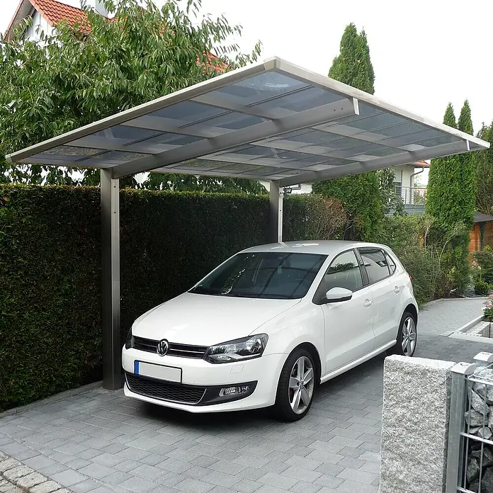 Ximax Carport - Außenmaß inkl. Dachüberstand (B x T): 3,04 x 4,95 m, Einzelcarport, Edelstahl-Look - Carport aus Metall und Glas mit einem weißen VW Polo darunter. Das Carport schützt das Auto vor Witterungseinflüssen.