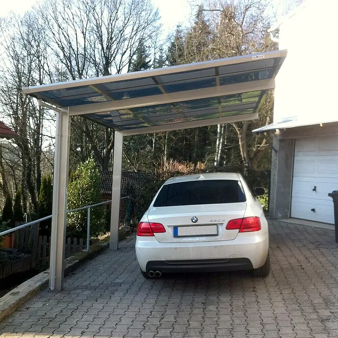 Ximax Carport - Außenmaß inkl. Dachüberstand (B x T): 3,04 x 4,95 m, Einzelcarport, Edelstahl-Look - Carport-Struktur mit einem weißen BMW darunter geparkt. Schützt zuverlässig vor Witterungseinflüssen und wertet das Grundstück auf.