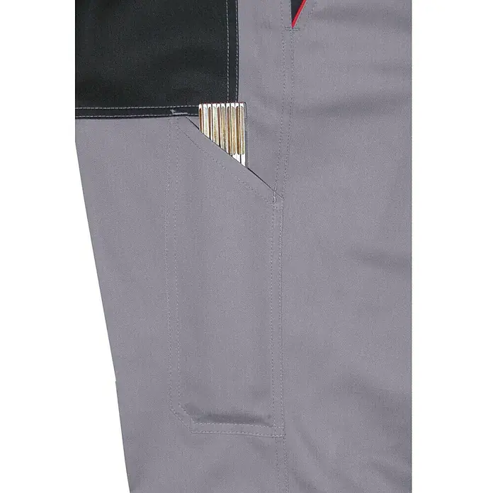 Arbeitshose - M, Grau/Schwarz - Detailaufnahme einer grauen Arbeitshose mit Werkzeug in der Tasche. Die Hose ist robust und für den Handwerkeralltag konzipiert.
