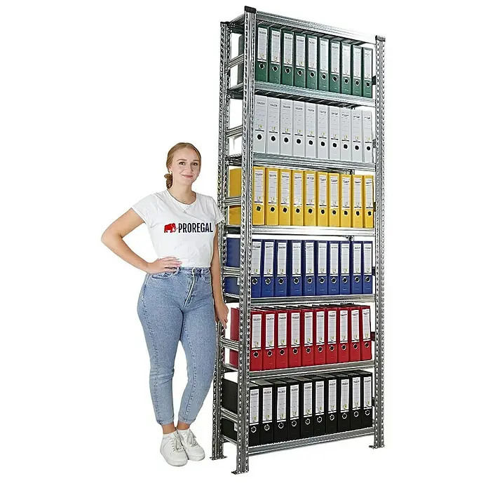 Proregal Aktenregal PROXIMO 1x Grundregal + 4x Anbauregal - Anzahl Böden: 6 Stk., Stecken, Verzinkt - Ein hohes, freistehendes Metallregal, das mit farbigen Ordnern gefüllt ist, mit einem Model, das daneben steht.