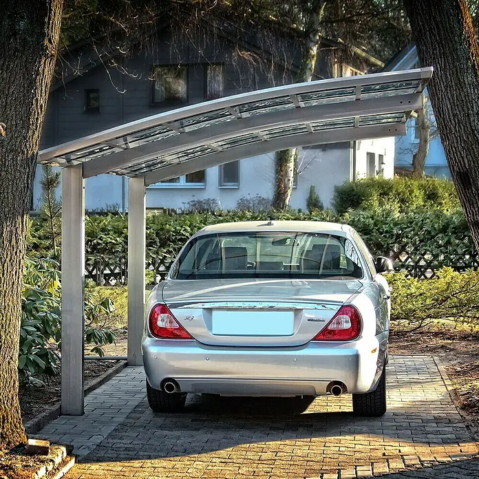 Ximax Carport PF60 - Außenmaß inkl. Dachüberstand (B x T): 3,01 x 5,56 m, Einzelcarport, Edelstahl-Look - Silberne Jaguar XJ Limousine parkt unter einem modernen Carport. Der Carport bietet Schutz vor Witterungseinflüssen und ergänzt das stilvolle Auto.