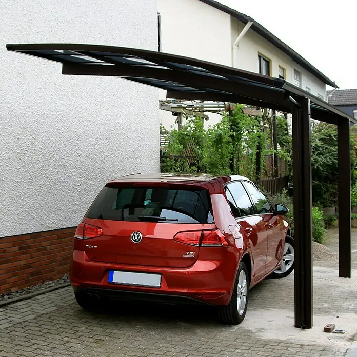Ximax Carport Portoforte Typ 80 - Außenmaß inkl. Dachüberstand (B x T): 3,01 x 5,56 m, Einzelcarport, Mattbraun - Das Foto zeigt ein rotes Auto unter einem Carport mit braunen Pfosten und einem gebogenen Dach, das zusätzlichen Schutz bietet.