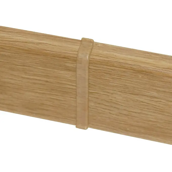 Sockelleiste Vigo - 220 x 1,5 x 6 cm, Sierra Eiche - Nahaufnahme einer Holzleiste mit einem transparenten Klebeband umwickelt, das die Maserung des hellen Holzes betont.