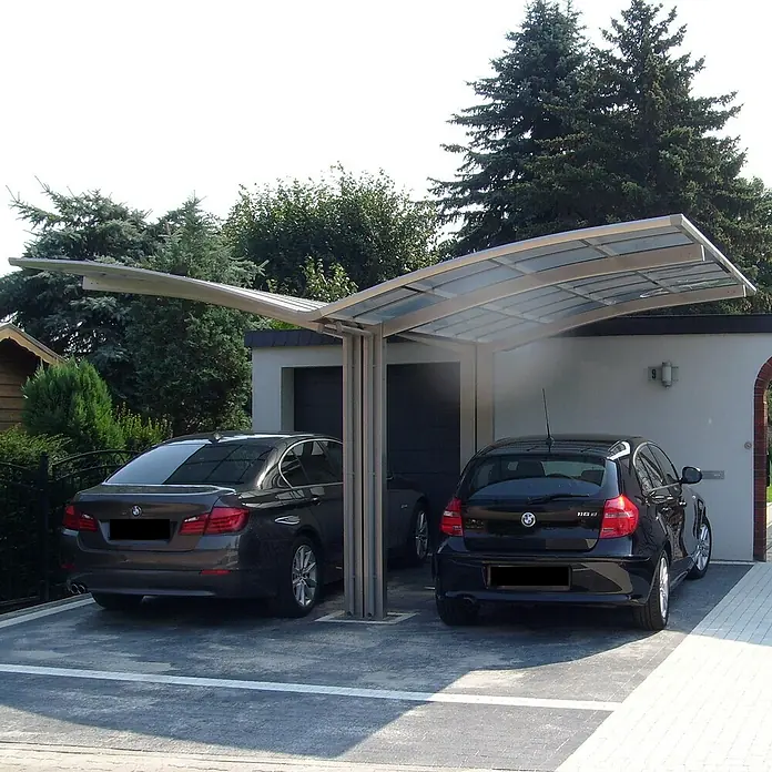 Ximax Carport Portoforte Typ 60 - Y Ausführung - Außenmaß inkl. Dachüberstand (B x T): 6,05 x 5,56 m, Edelstahl-Look - Carport mit zwei geparkten Autos darunter. Das moderne Design bietet Schutz vor Witterungseinflüssen und fügt sich gut in die Umgebung ein.