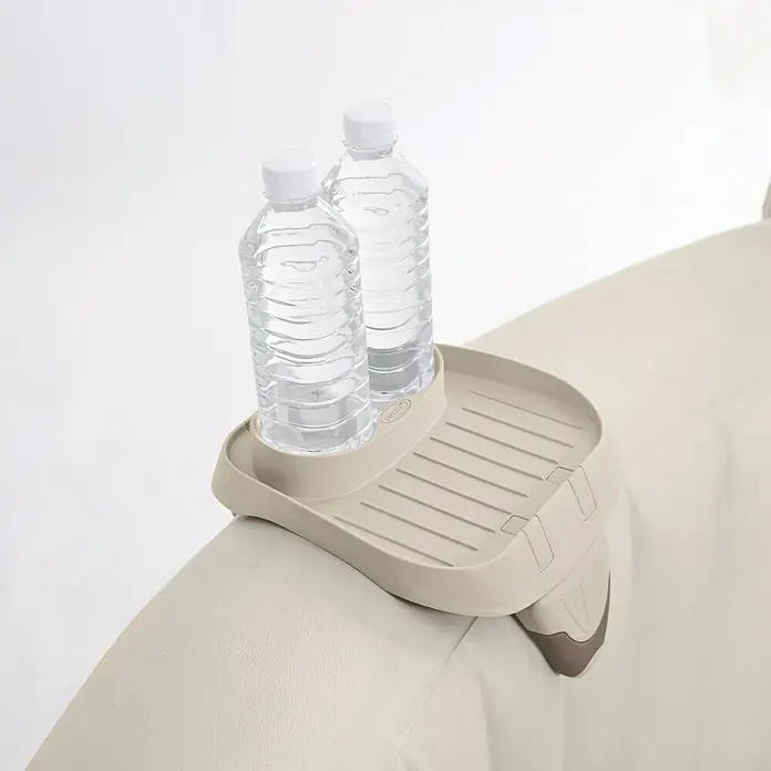 Intex Soporte para bebidas - Específico para: Spa - Un sofá beige con un portavasos que sostiene dos botellas de agua, ideal para relajarse sin levantarse.