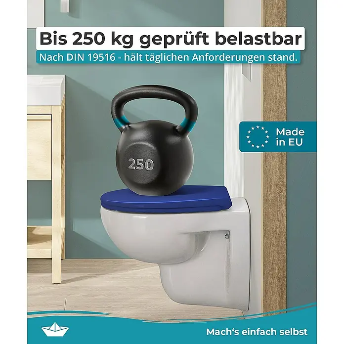 Calmwaters WC-Sitz Original - Duroplast, Blau, Mit Absenkautomatik - Eine Toilette mit einem blauen Toilettensitz, auf dem eine 250 kg schwere Kettlebell steht, um die Belastbarkeit zu demonstrieren.
