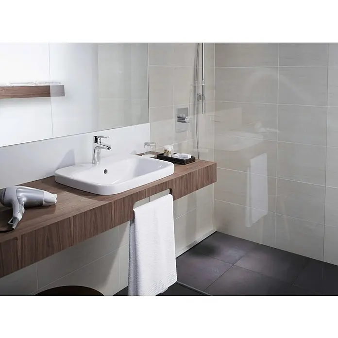 Hansa Polo Waschtischarmatur XL - Ohne Zugstange, Chrom, Glänzend - Modernes Badezimmer-Interieur mit stilvollem Waschbecken, Handtuch und Haartrockner auf einer eleganten Holzablage.