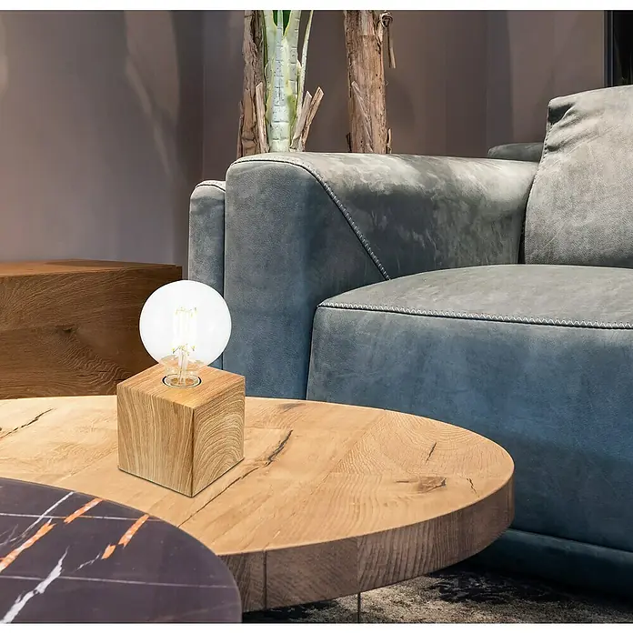 Globo Tischleuchte Leonie - 40 W, L x B x H: 100 x 100 x 100 mm, Braun - Nahaufnahme einer Holzwürfellampe mit runder Glühbirne auf einem Holztisch, die eine gemütliche und moderne Atmosphäre schafft.