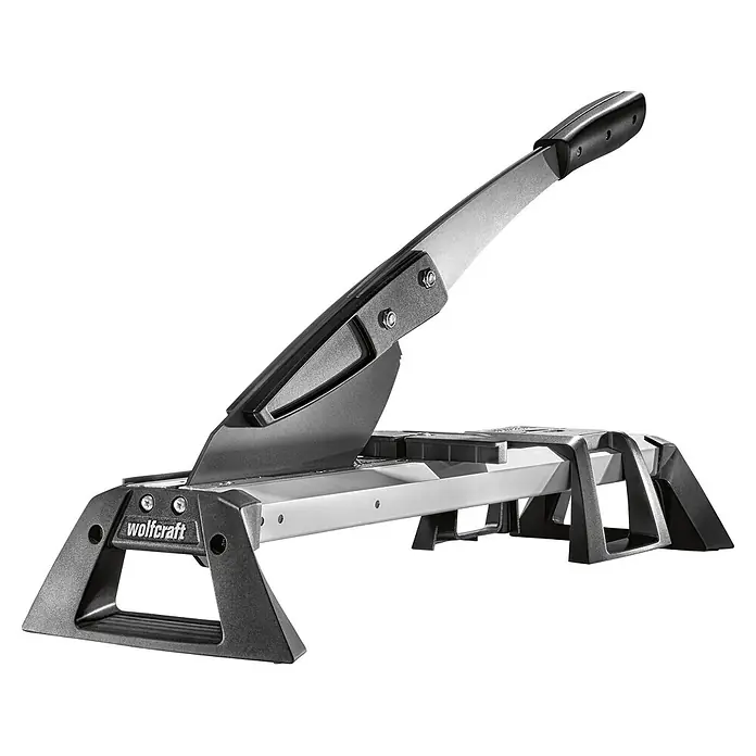 Wolfcraft Cortaláminas de parquet VLC 800 - Ancho de corte: 465 mm, Aluminio - Esta imagen muestra un cortador de laminado Wolfcraft LC 600, una herramienta para cortar laminado con precisión, con una hoja afilada y construcción robusta.