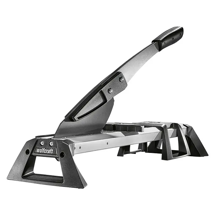 Wolfcraft Cortaláminas de parquet VLC 800 - Ancho de corte: 465 mm, Aluminio - Esta imagen muestra un cortador de laminado Wolfcraft LC 600, una herramienta para cortar laminado con precisión, con una hoja afilada y construcción robusta.