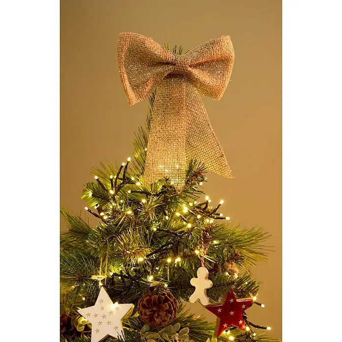 Lazo decorativo de yute - Marrón, L x An: 24 x 20 cm, 1 ud. - Árbol de Navidad festivo con un lazo brillante y decoraciones como estrellas, piñas y luces de hadas, creando un ambiente cálido.