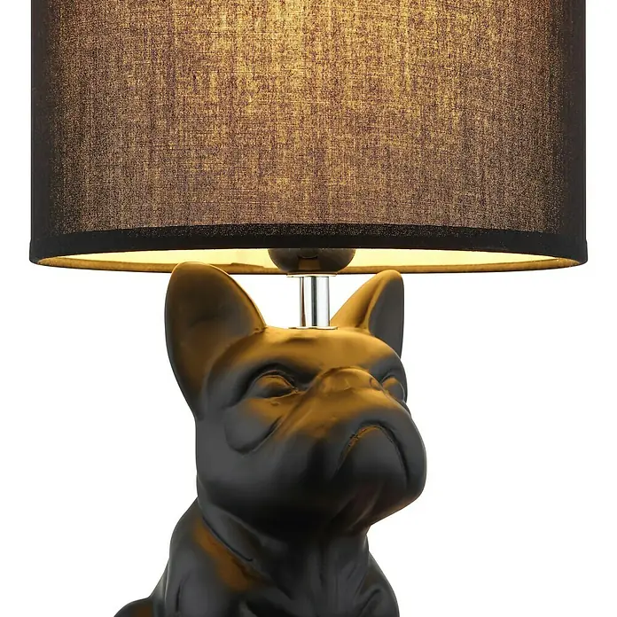 Globo Tischleuchte Dogo II - Farbe Gehäuse: Schwarz, Farbe Schirm: Sandfarben, Ø x H: 220 x 400 mm, E27 - Nahaufnahme einer Bulldoggen-Tischlampe mit schwarzem Schirm, die ein warmes Licht ausstrahlt. Elegante Dekoration für jeden Raum.
