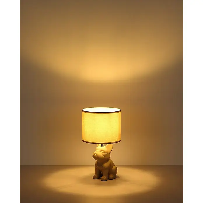 Globo Tischleuchte Dogo II - Farbe Gehäuse: Sandfarben, Farbe Schirm: Sandfarben, Ø x H: 220 cm x 400 mm, E27 - Nahaufnahme einer Bulldoggen-Tischlampe mit beigem Lampenschirm, die ein sanftes, warmes Licht spendet.
