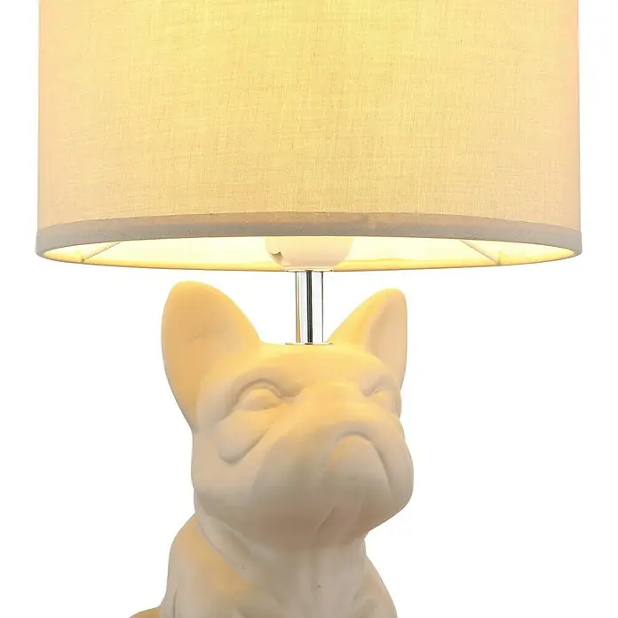 Globo Tischleuchte Dogo II - Farbe Gehäuse: Sandfarben, Farbe Schirm: Sandfarben, Ø x H: 220 cm x 400 mm, E27 - Eine stilvolle Tischlampe mit einem Lampenfuß in Form eines weißen Bulldoggenkopfes unter einem gelben Lampenschirm.
