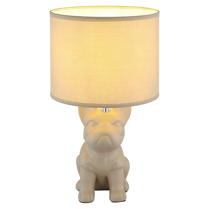 Globo Tischleuchte Dogo II - Farbe Gehäuse: Sandfarben, Farbe Schirm: Sandfarben, Ø x H: 220 cm x 400 mm, E27 - Eine stilvolle Tischlampe mit einem cremefarbenen Lampenschirm und einem Sockel in Form einer Bulldogge. Sie ist eine dekorative Beleuchtung.