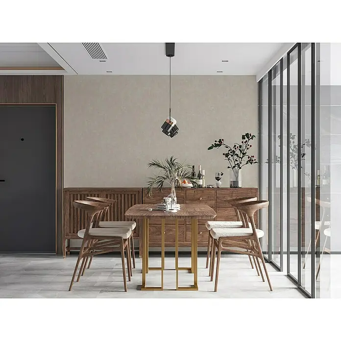 A.S. Création Hygge 3 Vliestapete - Mittelbeige, Uni, 10,05 x 0,53 m - Elegantes Esszimmer mit Holztisch und Stühlen, akzentuiert durch eine moderne Pendelleuchte. Stilvolles Design für gemütliche Stunden.