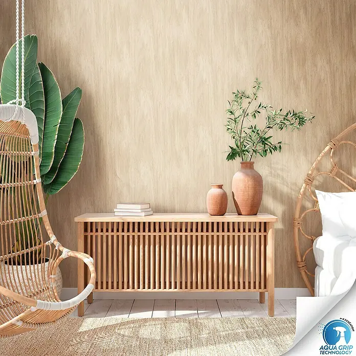 A.S. Création Designdrop Vliestapete Holz - Braun, Holzoptik, 10,05 x 0,53 m - Einrichtungsidee mit einem hellen Holzschrank mit Lamellentüren, verziert mit Vasen und Büchern für ein gemütliches Ambiente.