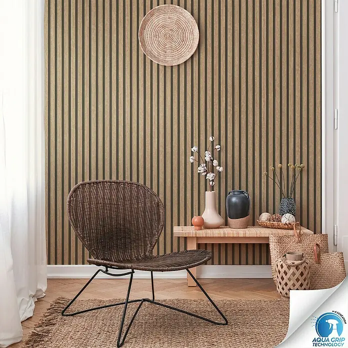 A.S. Création Designdrop Vliestapete Paneele - Braun-Schwarz, Holzoptik, 10,05 x 0,53 m - Das Bild zeigt eine stilvolle Wandverkleidung aus Holzlatten, die eine warme und natürliche Atmosphäre im Raum schafft.