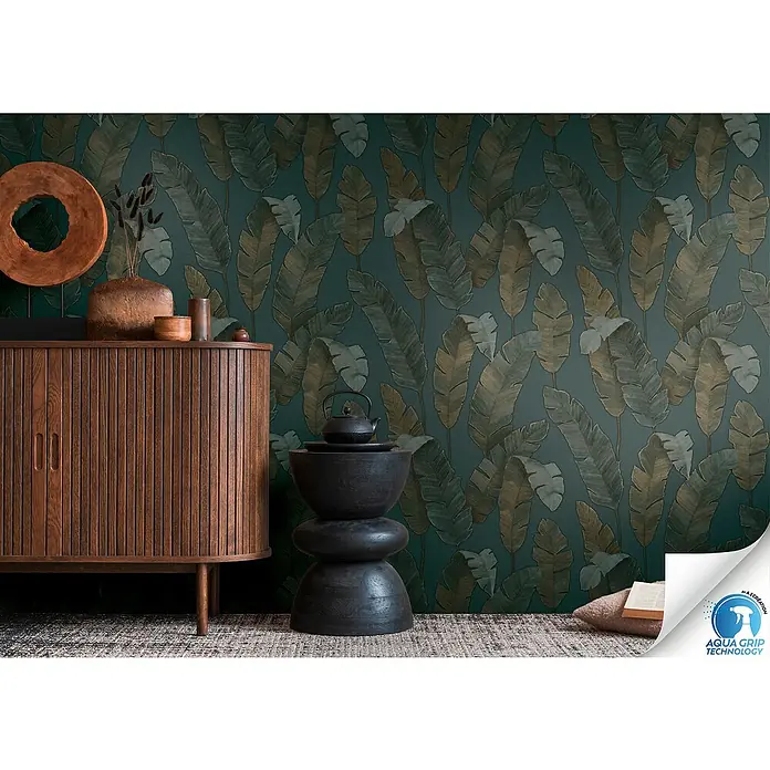 A.S. Création Designdrop Vliestapete Stilvoller Palmenblatt-Dschungel - Grün-Blau, Floral, 10,05 x 0,53 m - Einrichten mit Stil: Elegantes Sideboard und moderne Dekoration vor einer trendigen Blättertapete. Hochwertige Möbel für ein stilvolles Ambiente.