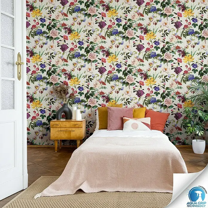 A.S. Création Designdrop Vliestapete Blumen - Bunt, Floral, 10,05 x 0,53 m - Elegantes Schlafzimmer mit einer auffälligen floralen Tapete. Der Fokus liegt auf dem bunten Design, das dem Raum eine lebendige Atmosphäre verleiht.